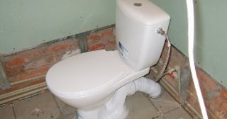 Установка приставного унитаза в Осинниках - монтаж и подключение, СантехДомСнн от 5183 рублей