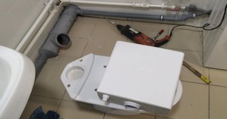 Установка напольного унитаза в Осинниках: монтаж под ключ от СантехДомСнн от 5183 рублей.